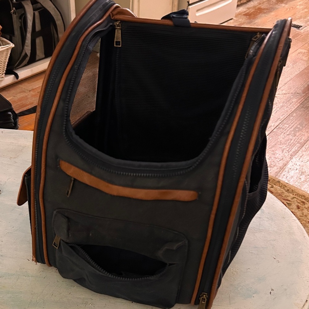 Dog/Cat Backpack and Carrier Large Navy and tan Leather - Picture 4 of 7